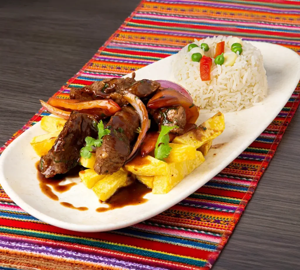Lomo saltado en cocina peruana en Lima